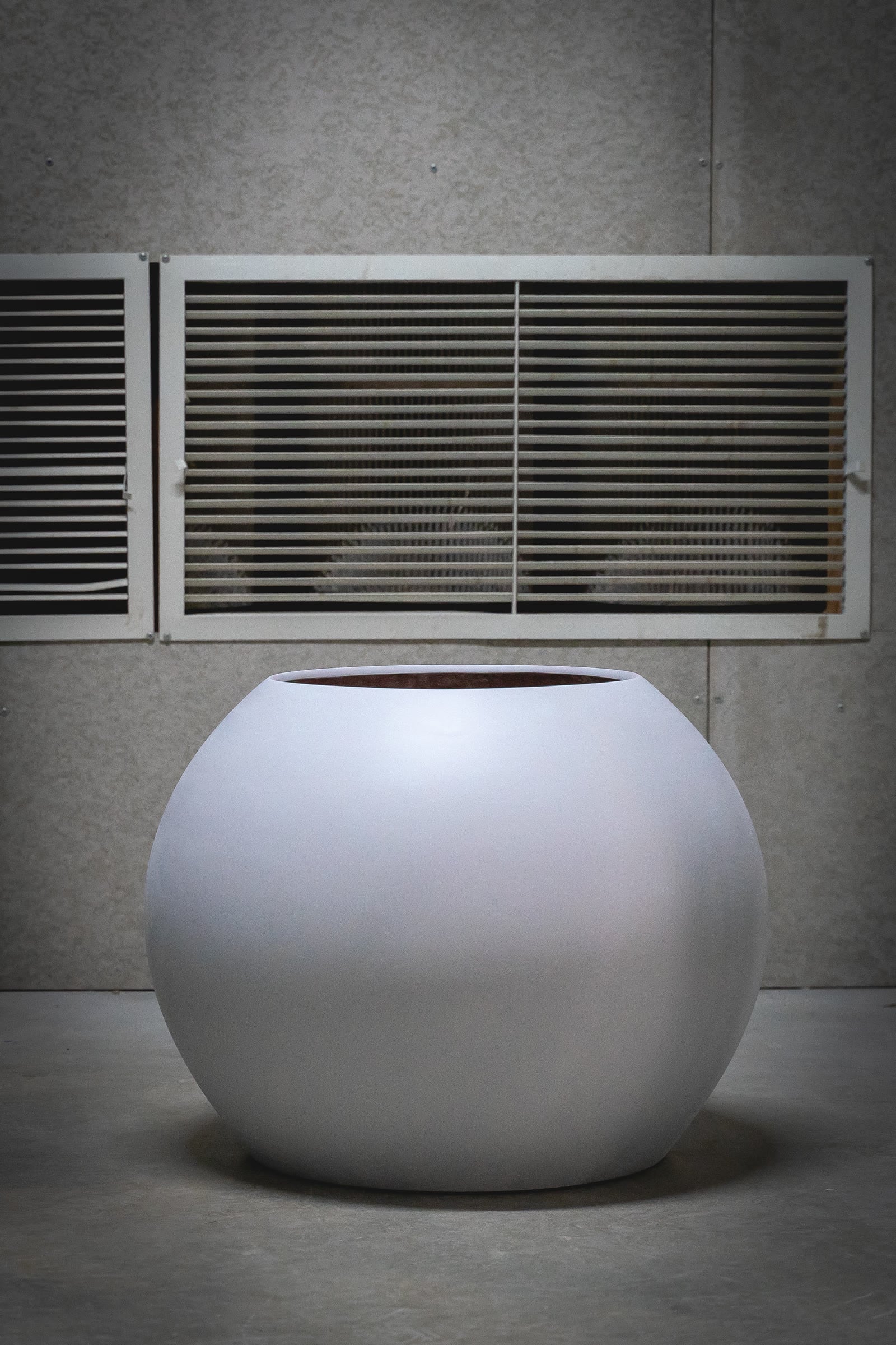 finish white globe planter